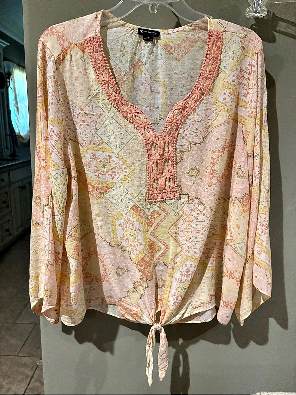 New Directions Geometric Tie-Front Blouse Pink & Cream Medium Like New